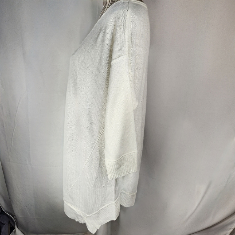 88th & Madison White 3/4 Sleeve Asymmetrical Hem Sweater Size Medium - Picture 3 of 7